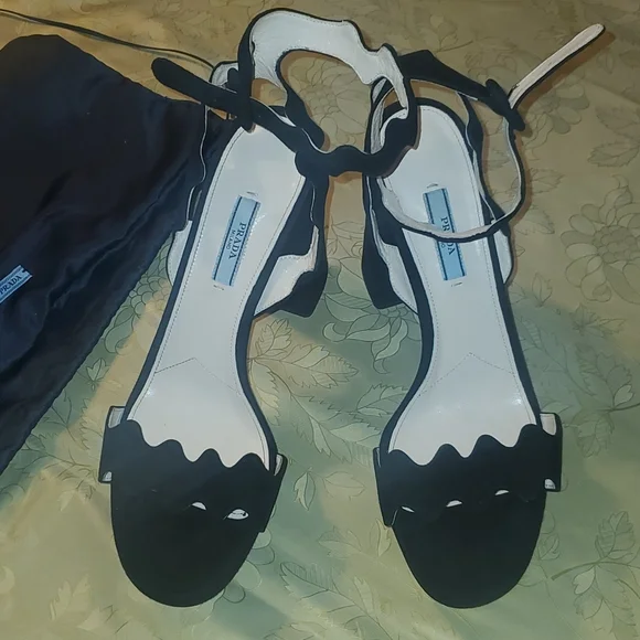 Prada shoes black Prada shoes black heel comes with pra original shoe protector - Picture 3 of 16